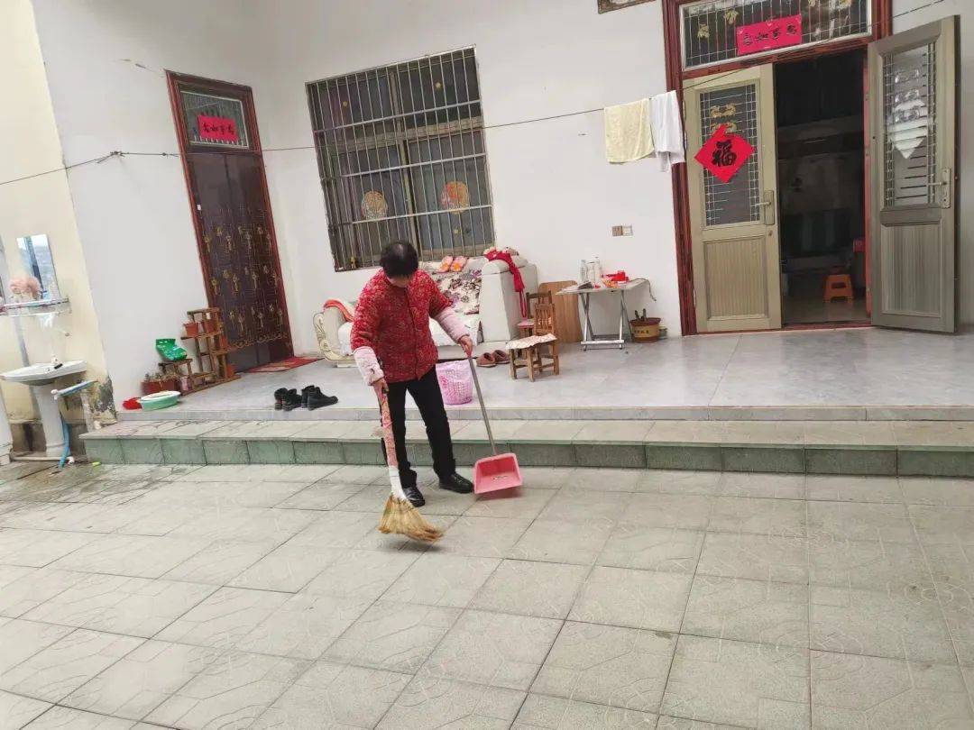 主动到美丽庭院户家中,帮助户主打扫室内外卫生,整理物品,装饰庭院,忙