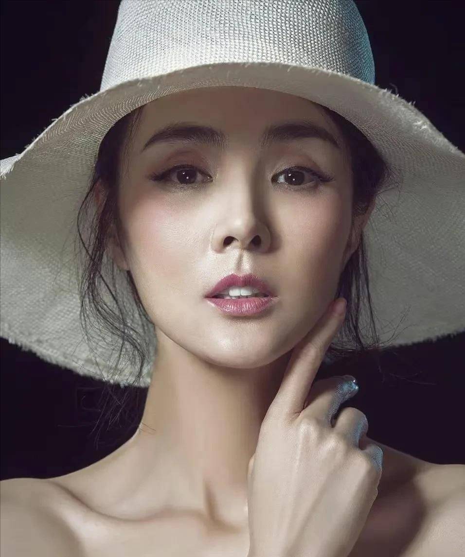 演员姜宏波:姜文捧红她,出道26年无绯闻,50岁活得干净洒脱_角色_农村_