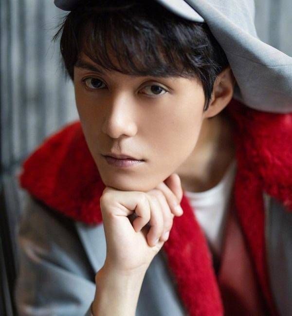 张超被曝劈腿后首现身!草坪一人饮酒醉,喝不上还倒了?_明星_女生_感情