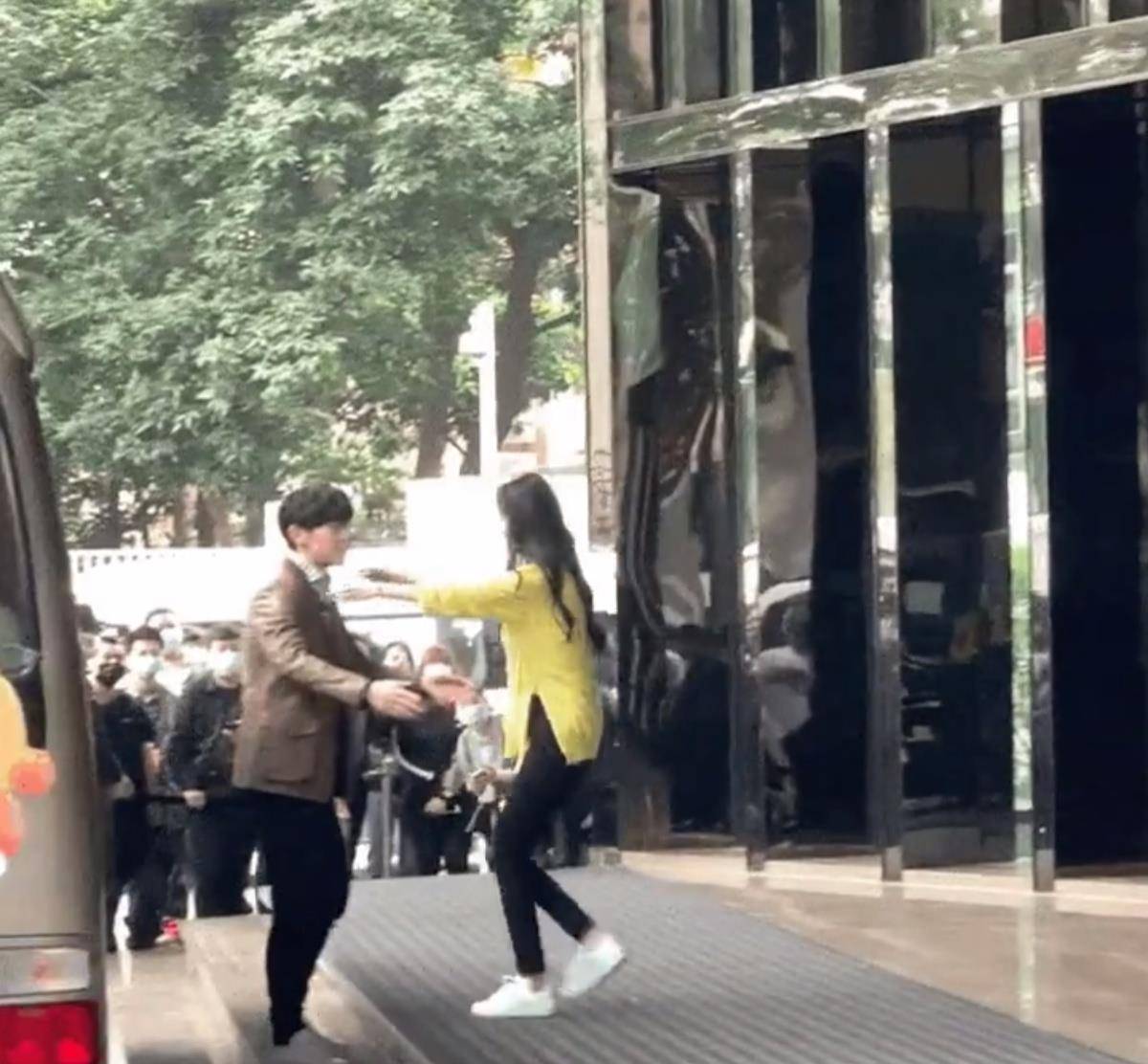 魏大勋疑似因为杨幂的关系缺席这一季的录制,但是邓伦依旧参加