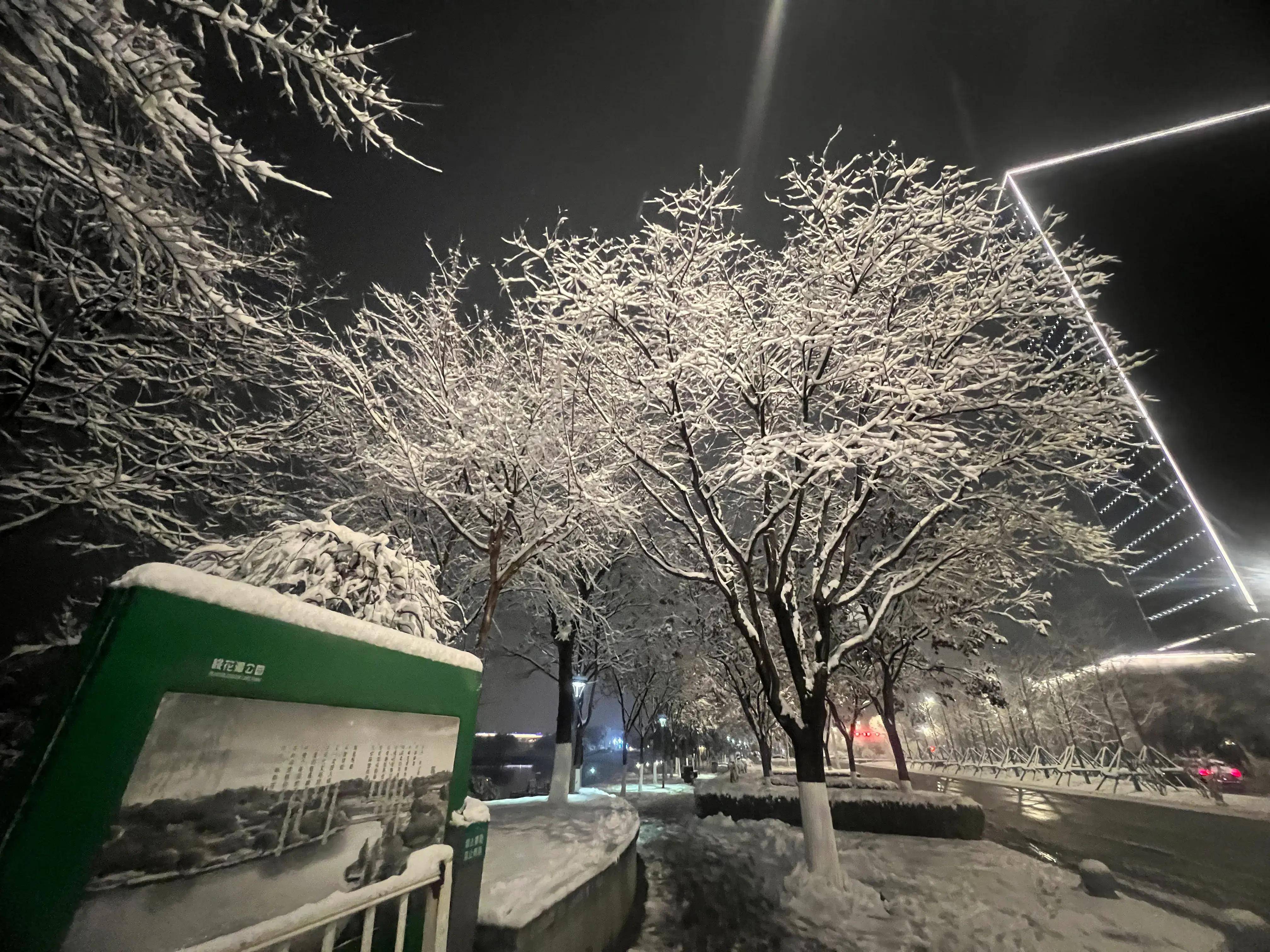 镜头 雪夜古城西安 宛如梦幻般童话世界