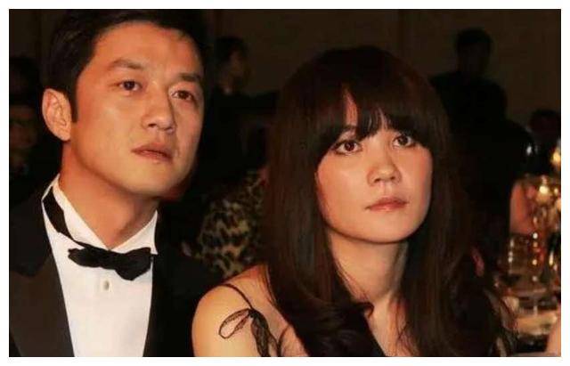 王菲现身米兰机场,风中凌乱难掩美貌,又穿旧衣给女儿做榜样_窦靖童