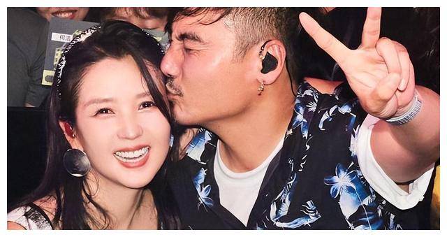 看到现在的何洁如此自信明艳,作为老公的刁磊应该是最开心吧.