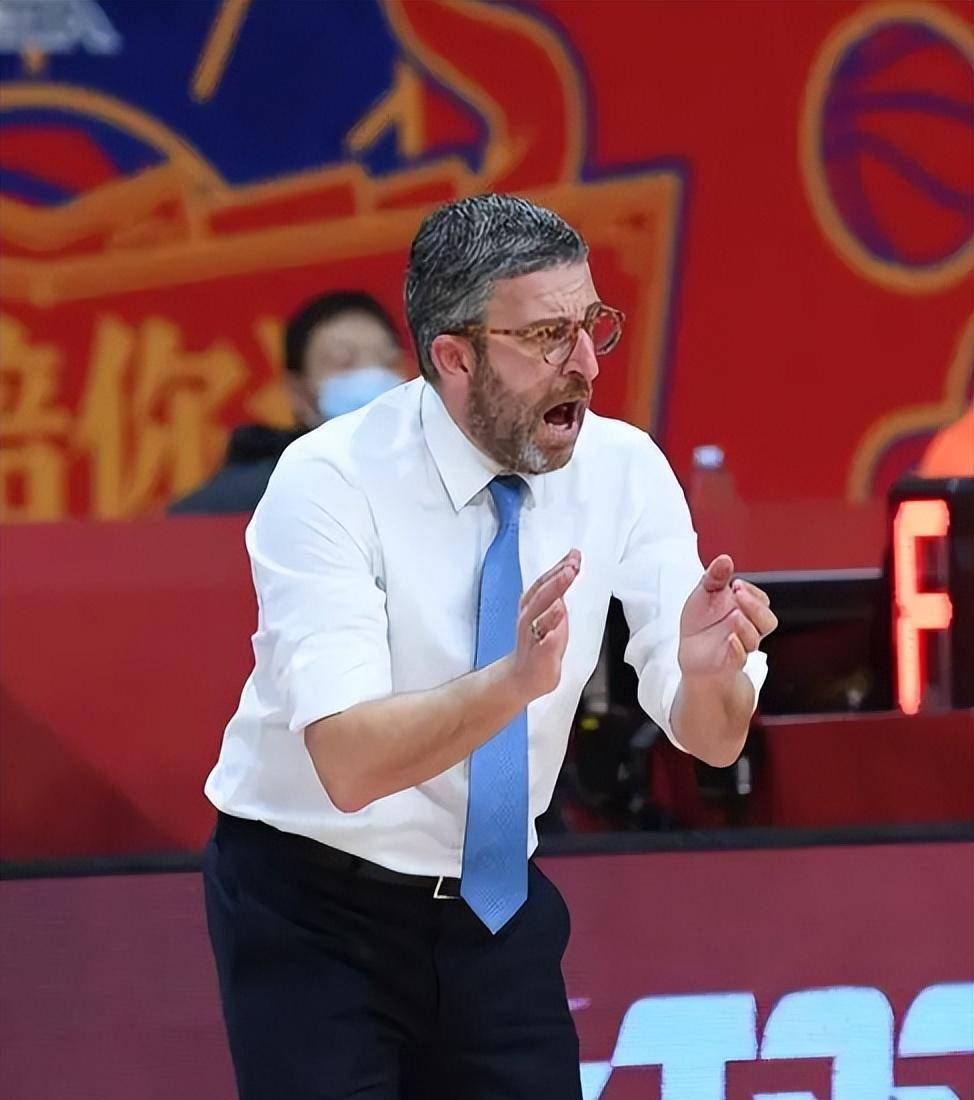 的问题最终也是俱乐部决策层的失误,上赛季在广厦队坐穿板凳的姜文,被