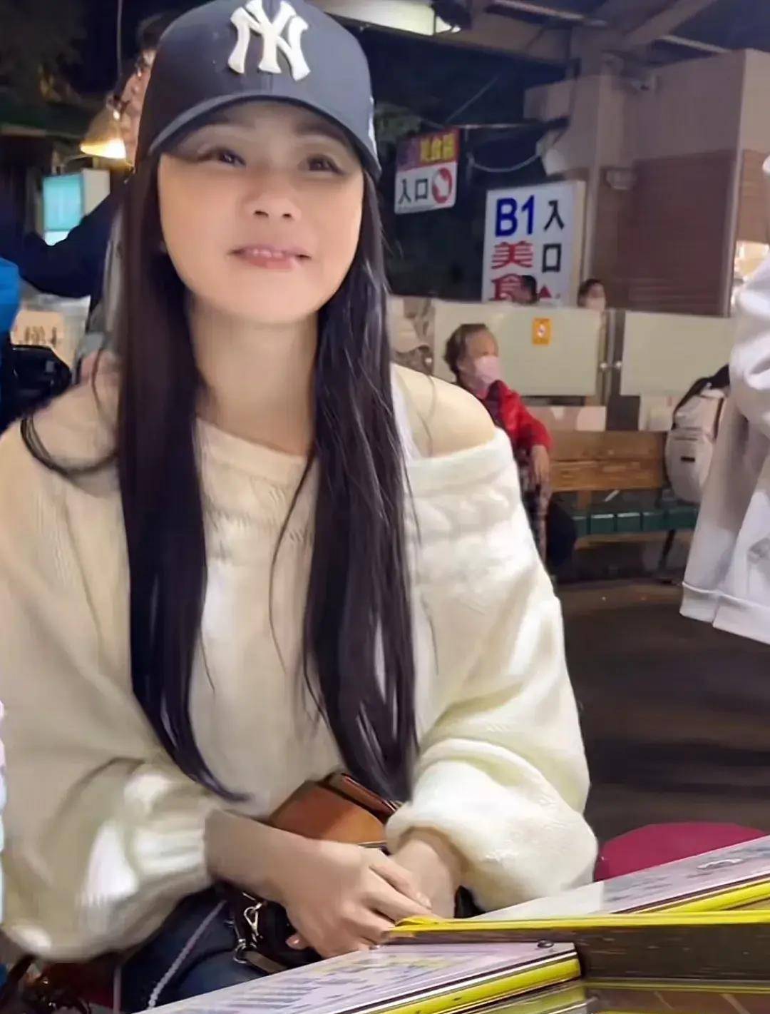 伊能静和女儿逛台北夜市,吃路边摊被认出来,7岁小米粒特别瘦_孩子