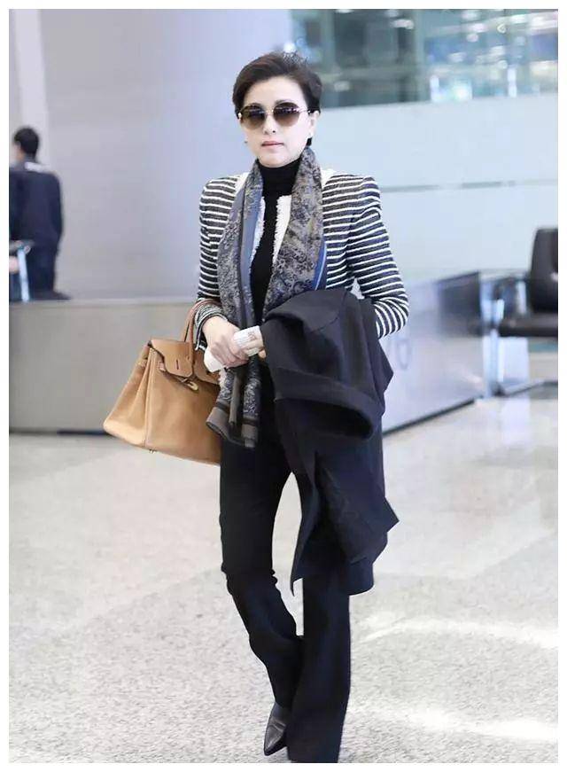 55岁杨澜带火了一种"女高管"穿法:西装 阔腿裤 围巾,高级洋气_黑色