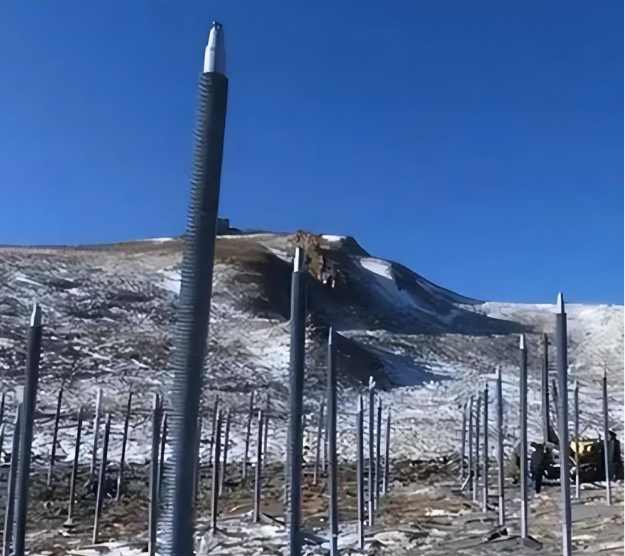 科技助力基建,热棒的启示在青藏铁路建设中,冻土问题曾是一道难以逾越
