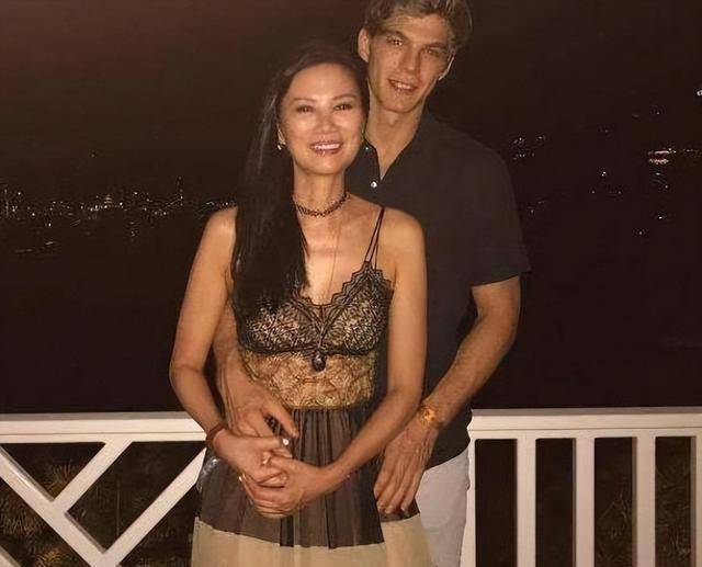 邓文迪在生育女儿的时候,甚至,在与默多克签约婚前协议的时候,就做好