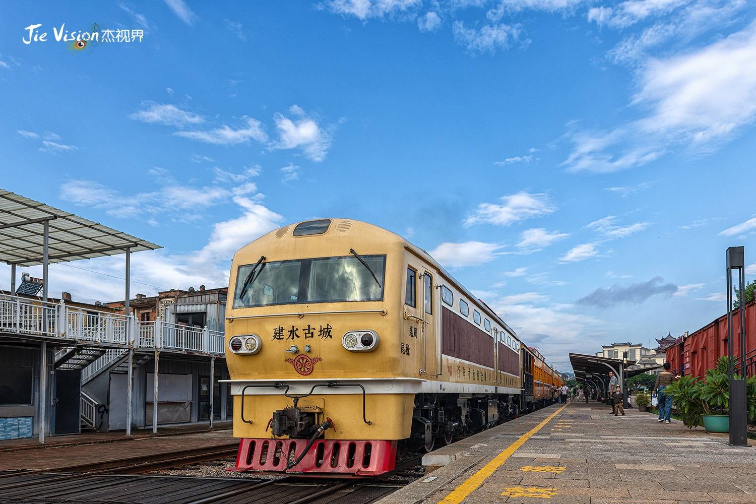 小火車每天有往返列車兩班,最早從臨安出發的是9:00,第二班是下午14