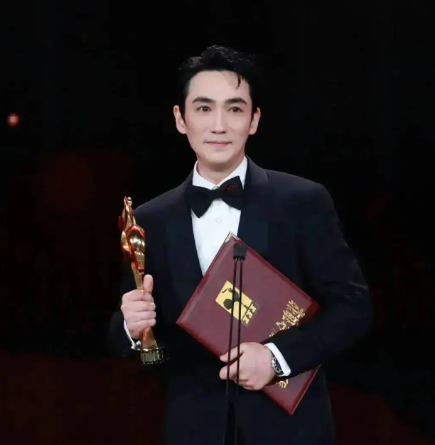 近两年来,朱一龙在电影市场逐渐崭露头角,不断呈现出一系列优秀作品.