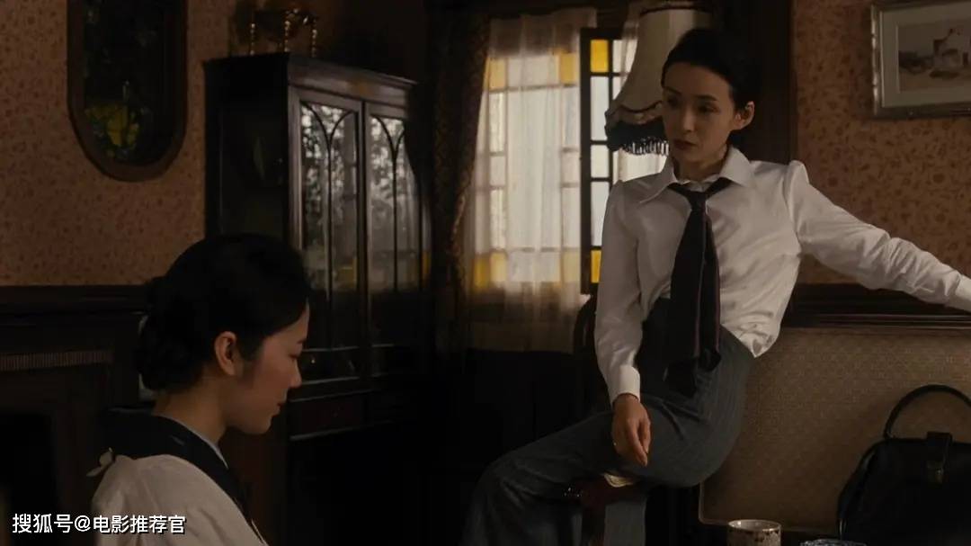 日本伦理电影《小小的家》:讲述了女佣和女主人一家在战争期间发生的