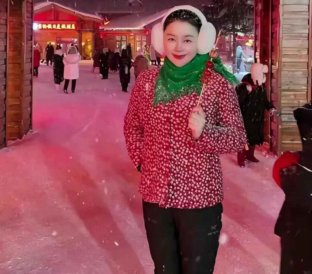 41岁关婷娜化身南方小土豆,打卡雪乡,穿泳装泡温泉,惊现夹子音_本山