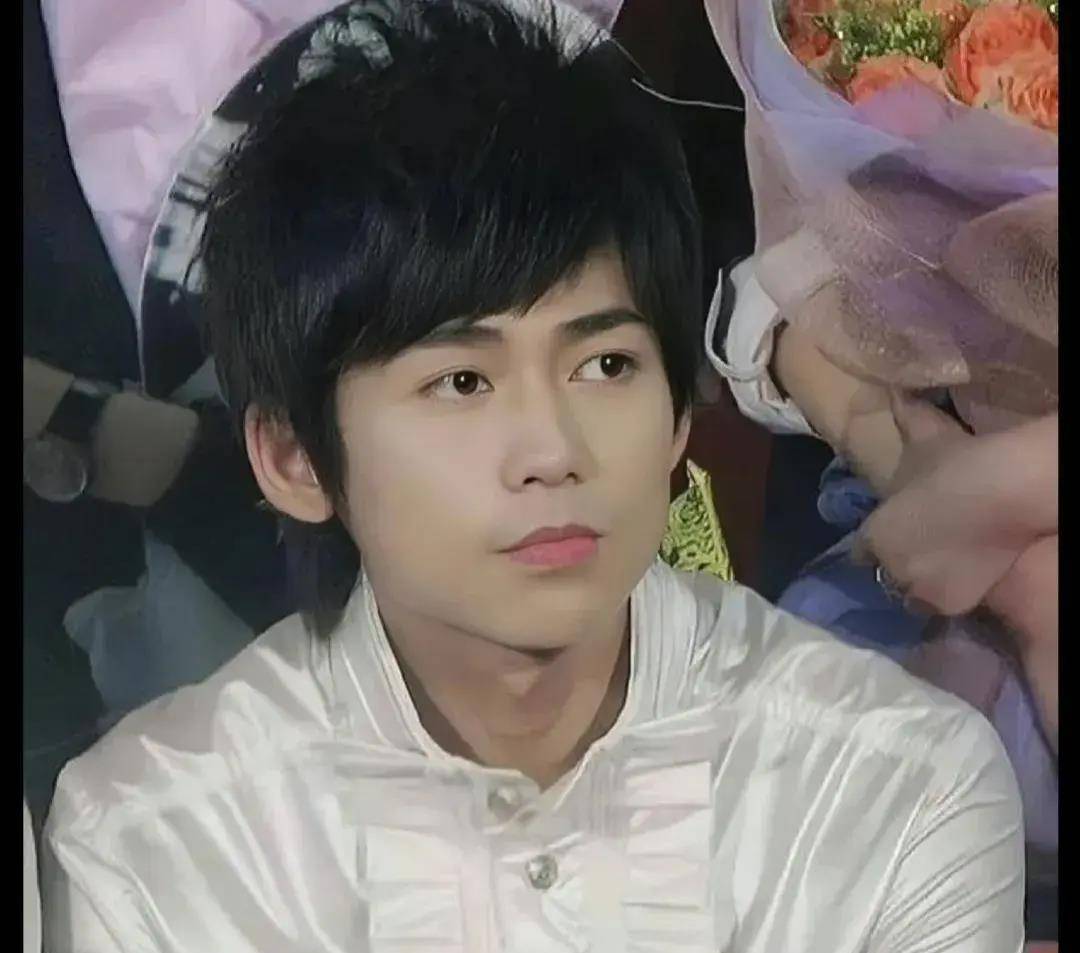 苏醒撞脸博物馆模型,姚政回复神了,评论区笑翻天_网友_少年时期_艾特