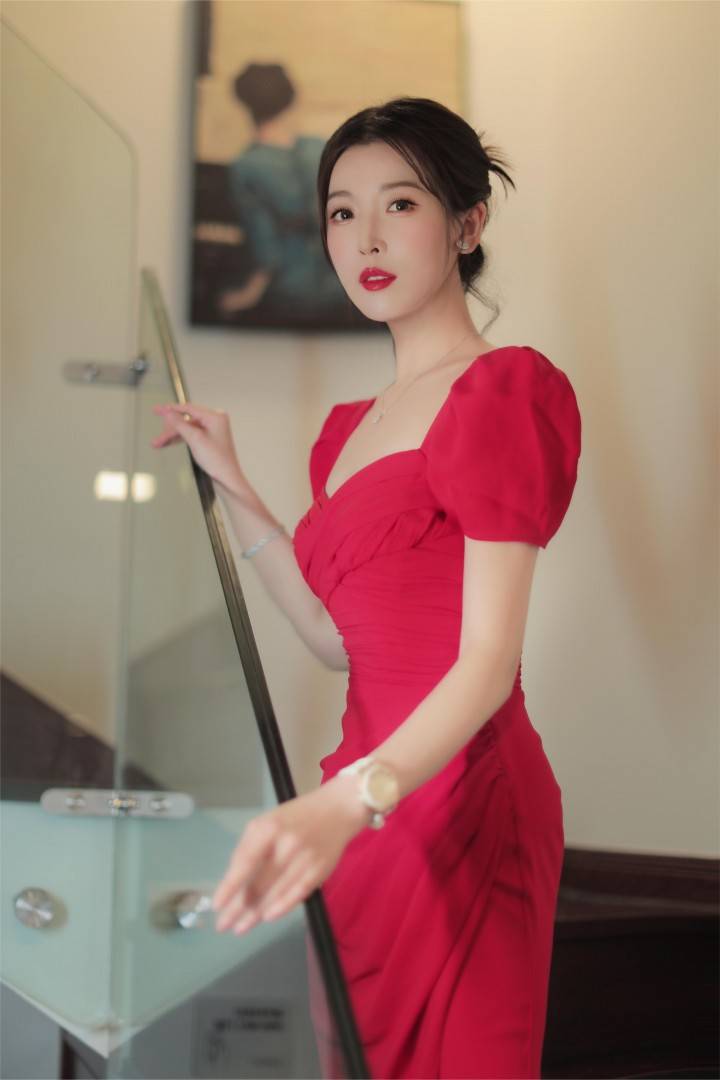 最美哈佛校花朱梓橦,一袭红衣礼裙亮相活动现场_红色_运动_成绩