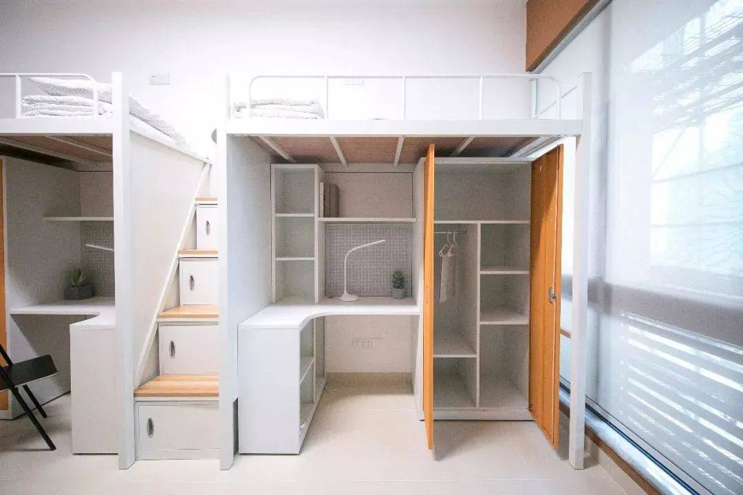 生活运动区建筑群包括学生宿舍,教师宿舍,食堂,体育场馆,学生活动中心