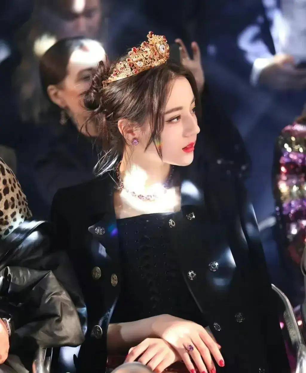 迪丽热巴不再捂胸,令人陶醉的美貌,无法抗拒,谁敢挑战!