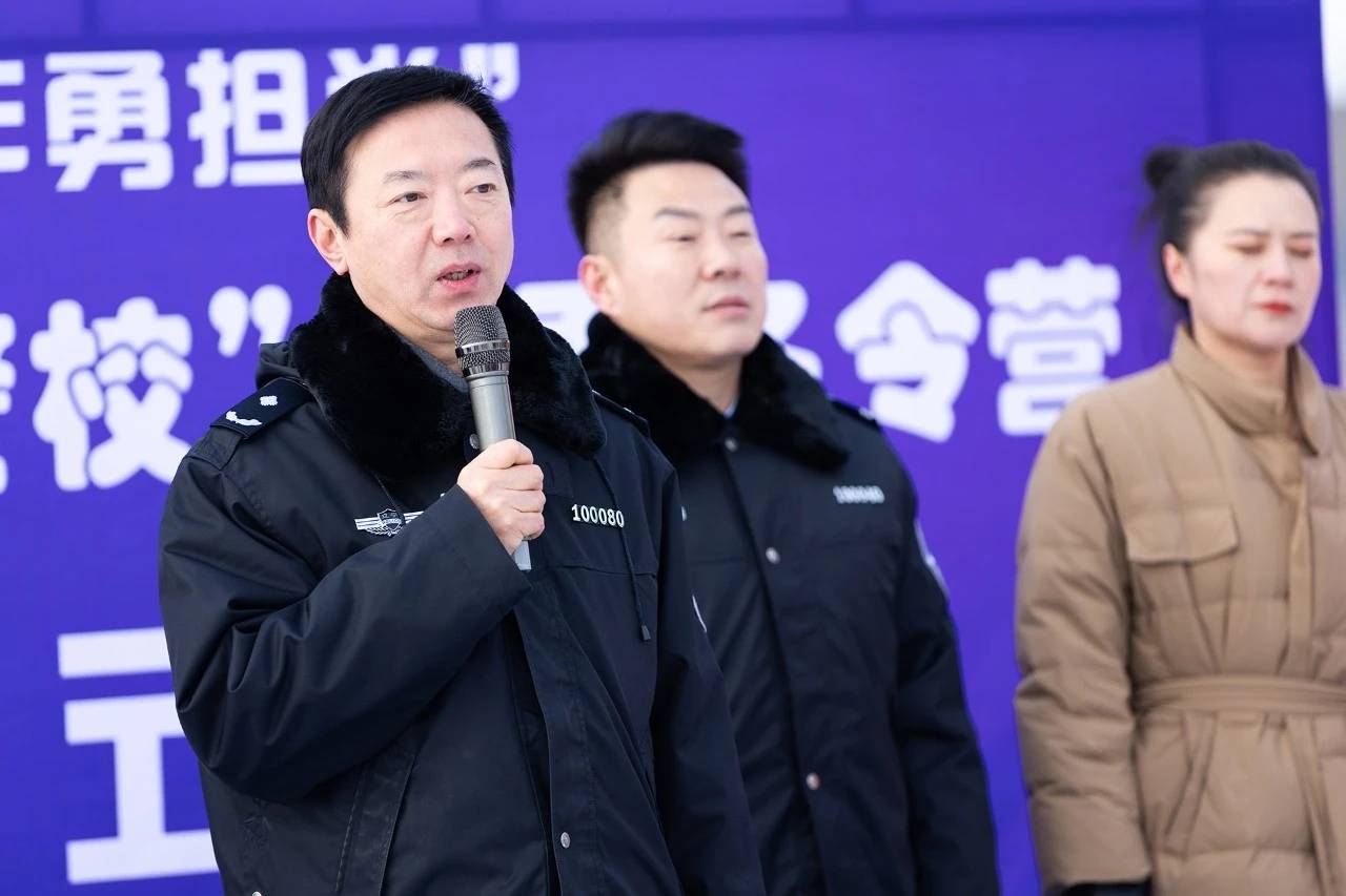 棋盘山开发区发展有限公司副总经理解冰,企业运营监管部副部长李洋,辽