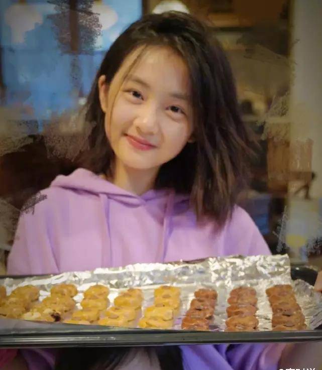 黄磊大女儿多多晒近照,健身运动秀肌肉身材,田亮女儿要怎么比?