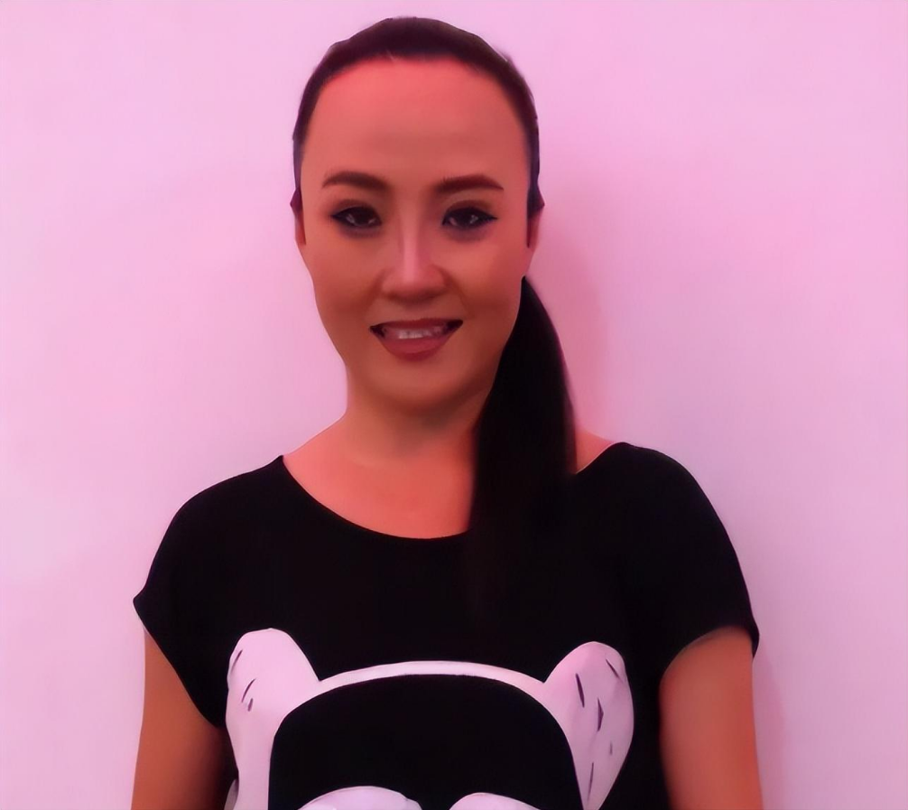 她在一个农民家庭中长大,父母都是面朝黑土背朝天的农民,家里经济条件