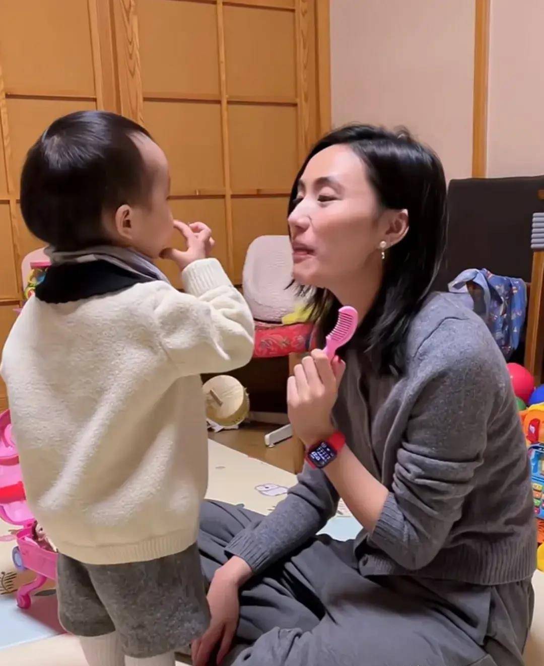 海哈金喜为女儿煮腊八粥,2岁小夏夏单眼皮,细长眼,太像李亚鹏_孩子