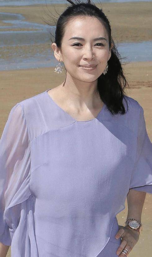 章子怡沙滩照惊艳了,穿紫色连衣裙甜美减龄,难怪汪峰那么爱她_时候_的