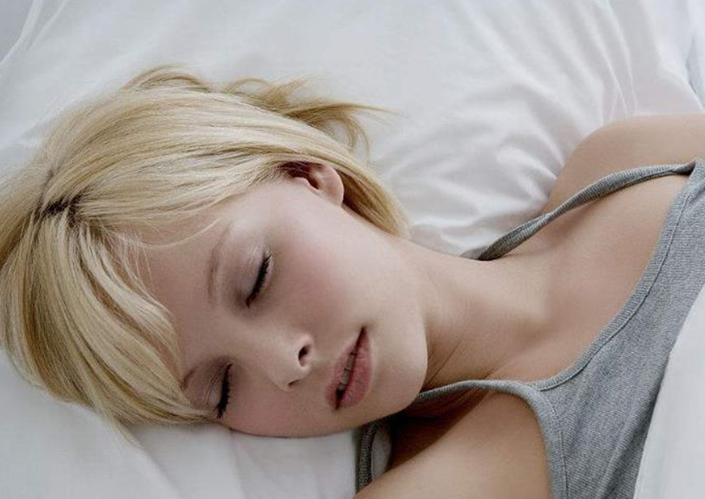 睡觉时,若坚持避开这"4件事",睡眠好了,身体更健康_床上_时候_头发