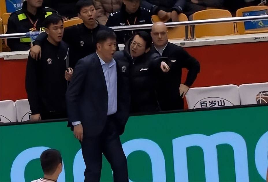 领到cba罚单后,山东男篮官宣董事长郑建辉下课,推搡丁伟引热议_官方