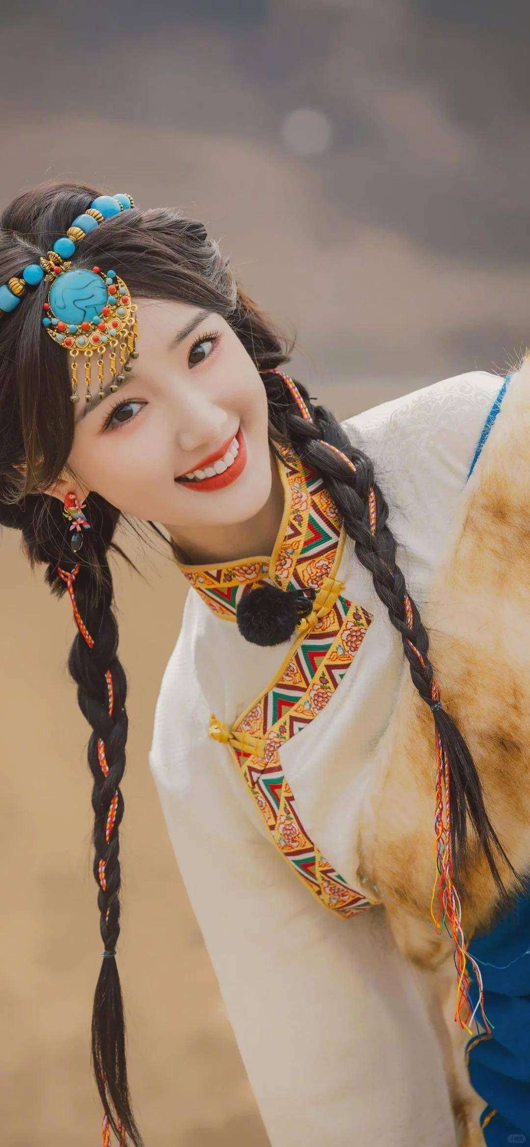 毛晓彤藏族风格写真:最美不过民族服装