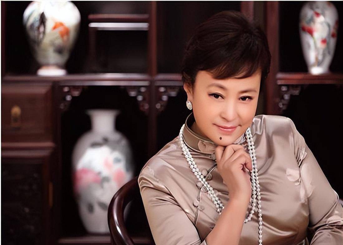 演员,会31国语言,当红时被丈夫抛弃,晚年成女总裁_朱明瑛_儿子_王明琦