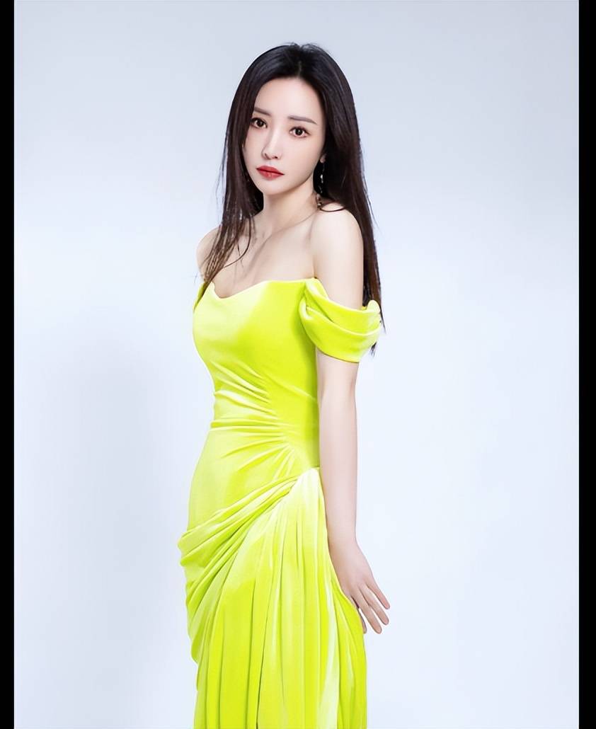 网友感到被美到了,近日,"性感女神"柳岩晒出自己穿柠檬黄裙子的写真照