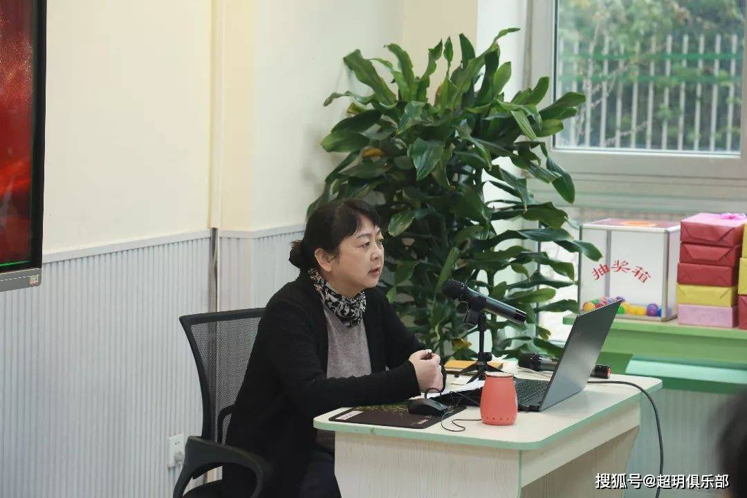 由王玥老师为他们颁发奖状及奖金,现场还设置了抽奖环节,获奖老师随机