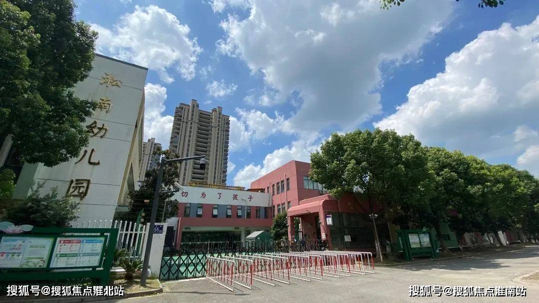 项目东侧一街之隔,便是千灯镇炎武小学,对于住在这里的居民来说,孩子