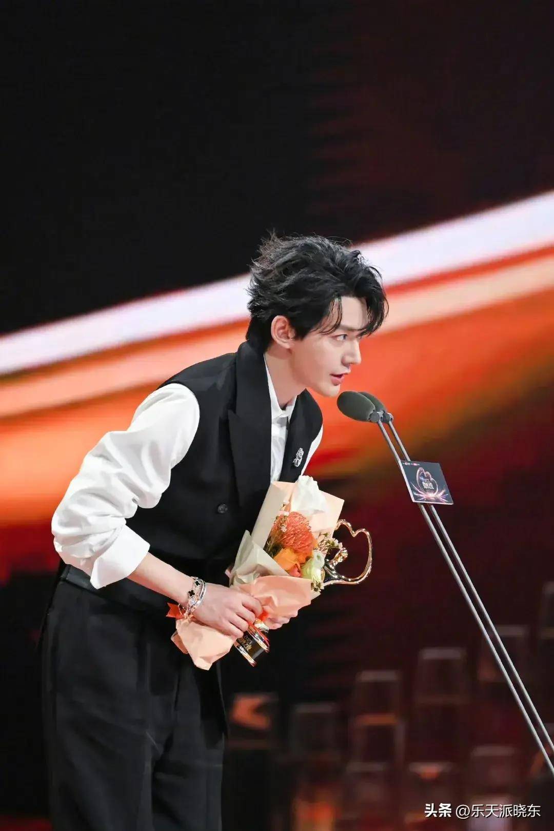 微博之夜,全网艺人用实力证明了自己,朱一龙和杨紫封神_年度_因为