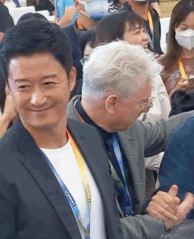 吴京拍摄的战狼》系列,流浪地球》系列等,都是彰显文化自信,民族自信