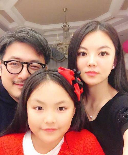 李湘复出做直播,穿红色西装身材发福,与李维嘉搂抱显亲密_工作_生活