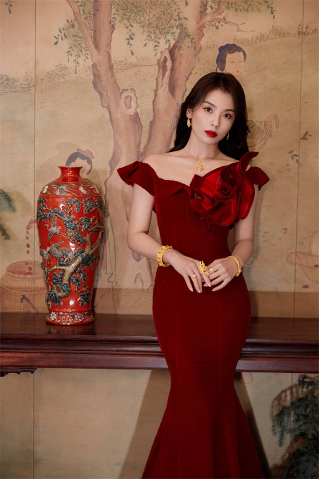 刘涛红裙秀出完美曲线_红色_人们_气质