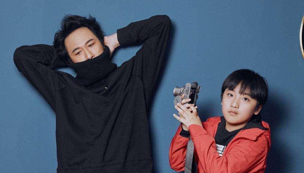 原创吴镇宇儿子长偏了,从正太变成了小胖墩,穿父子装合照还没爸爸帅