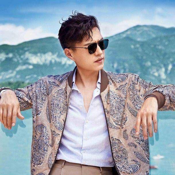 47岁靳东的发型告诉我们:中年男性有刘海更气质减龄不油腻_头发_时尚