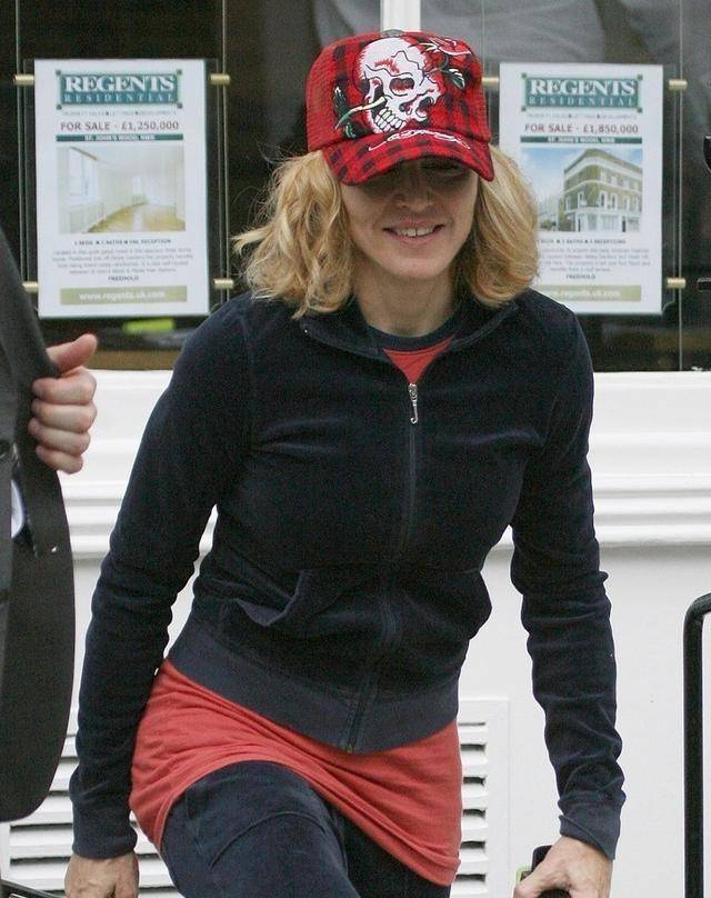 原创62岁麦当娜为男友庆生,晒与小男友甜蜜照,穿运动装配红帽不服老