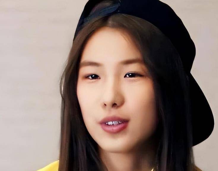 辽宁16岁"巨婴"刘思琦:万花费,人喂食,现状如何?_教育_成长_节目