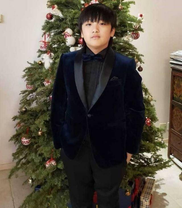 原创吴镇宇儿子长偏了,从正太变成了小胖墩,穿父子装合照还没爸爸帅