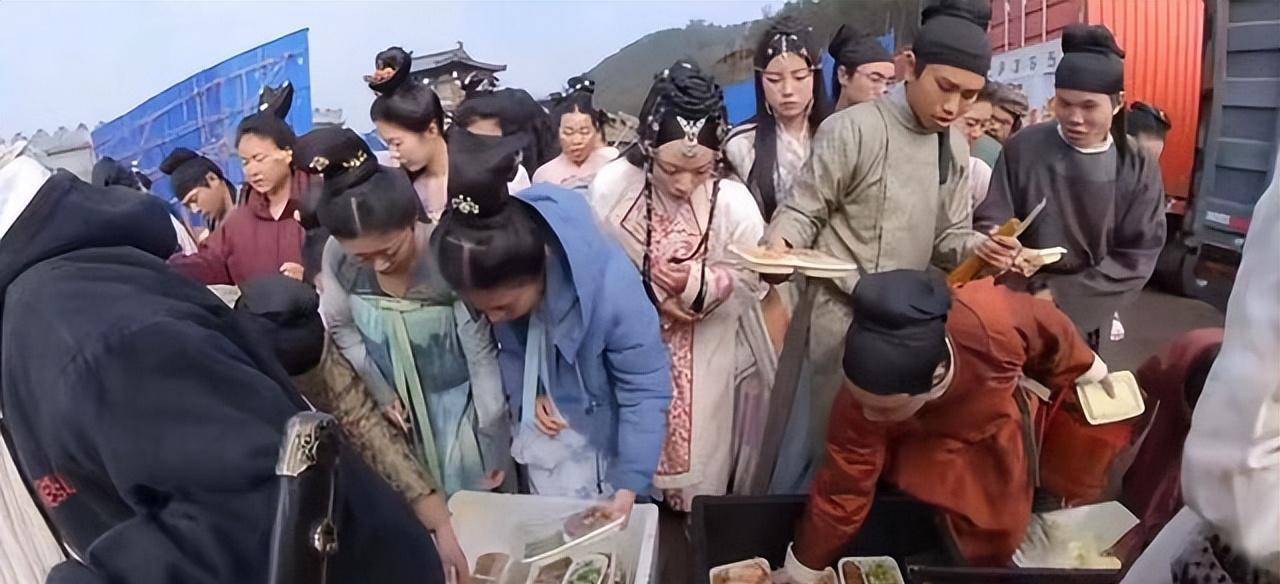 20万横店群演:"美女校花"成群,前途渺茫却还梦想一夜成名_梅梅_偶像