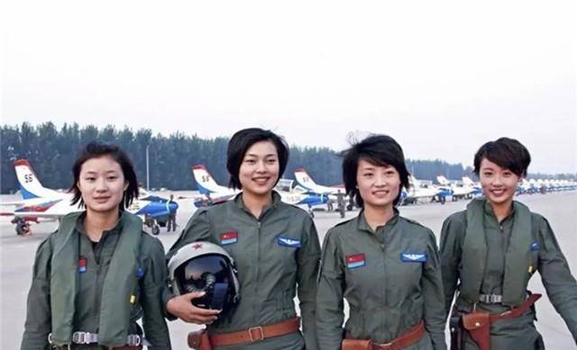 被称为"金孔雀"余旭,中国首位歼10女飞行员,因跳伞失败牺牲_表演_能力