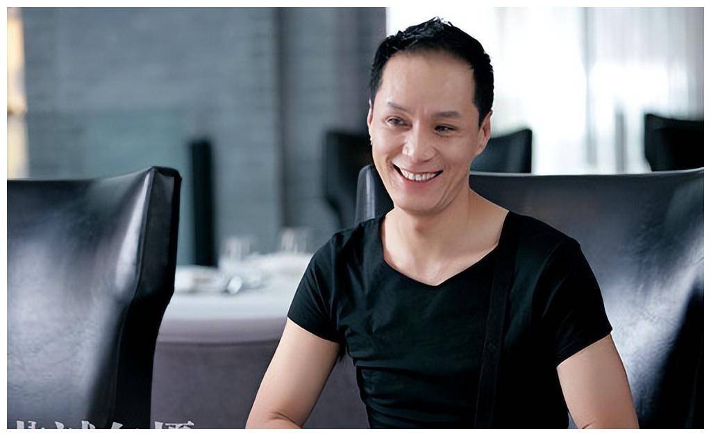 当时冯远征在拍其他戏没档期.冯小刚也不知都怎么的就瞄上了廖凡.