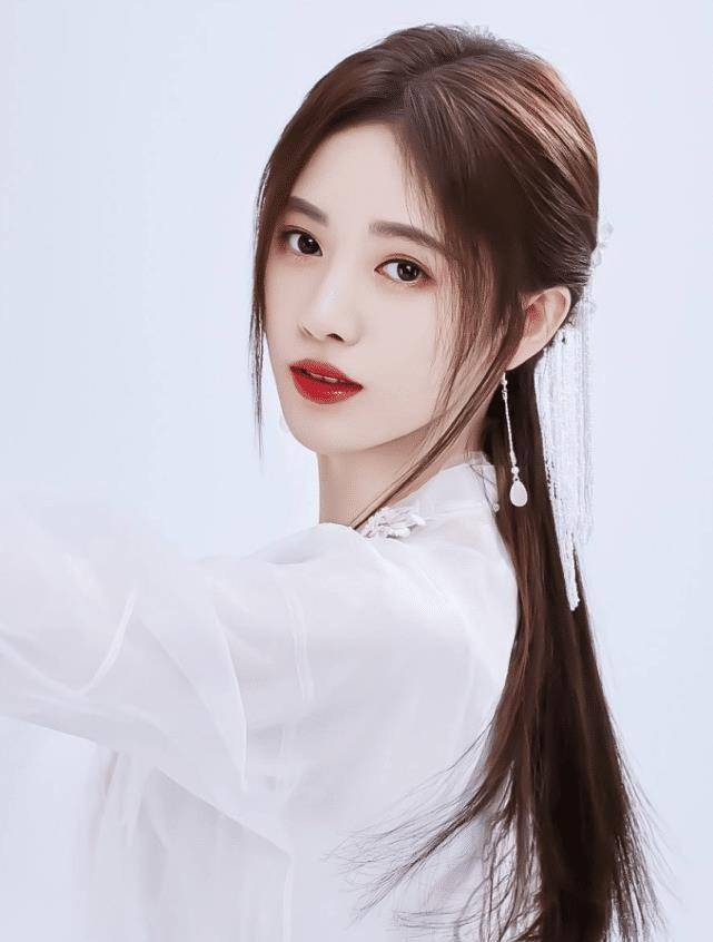 原创别再说鞠婧祎身高只有159!看到她穿白色长袜照片,全网都沸腾了!