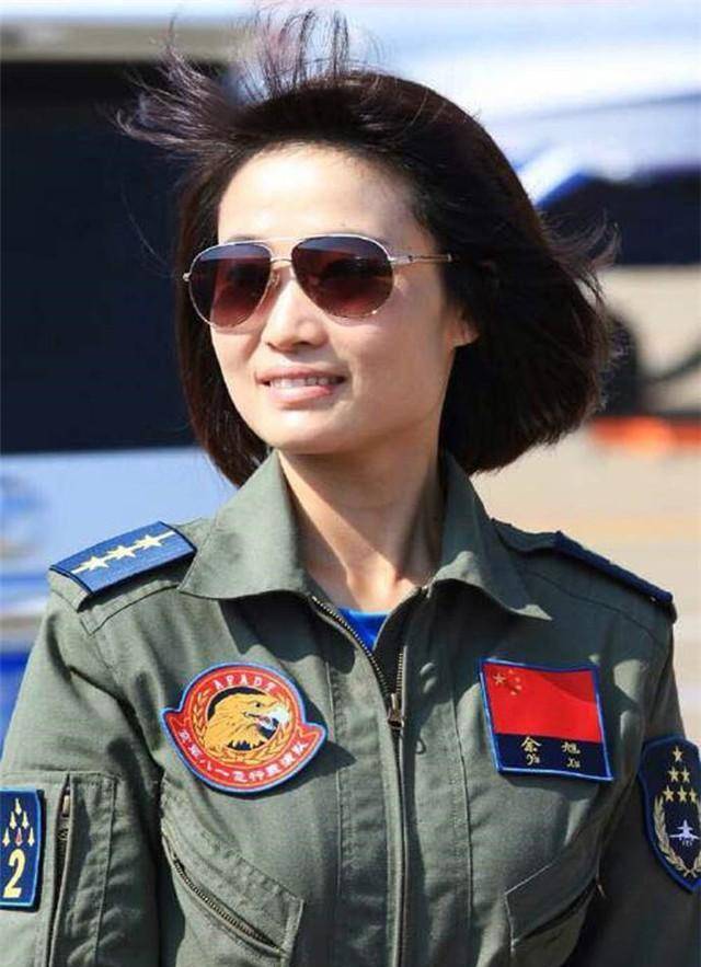 被称为"金孔雀"余旭,中国首位歼10女飞行员,因跳伞失败牺牲_表演_能力