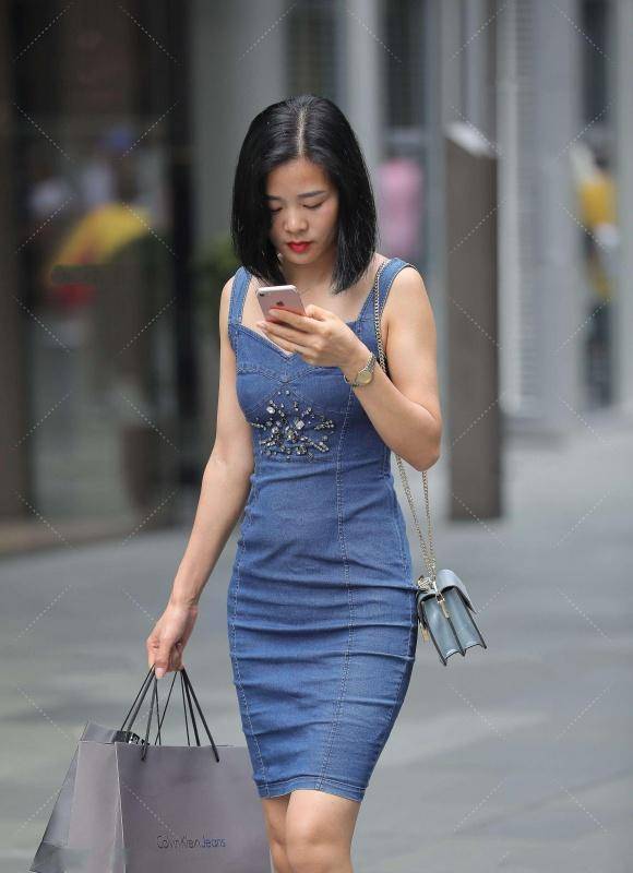 难得一见的牛仔背带裙,修身的版型穿出曼妙身姿,优雅美丽又轻熟_身材