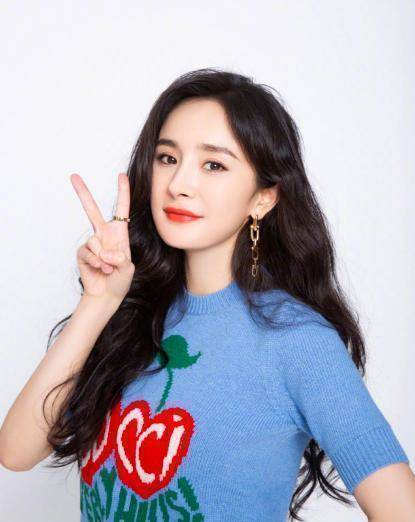 不顾群众安危肆意扔伞,两助理贴身仍臭拽脸_毛衣_身材_印花