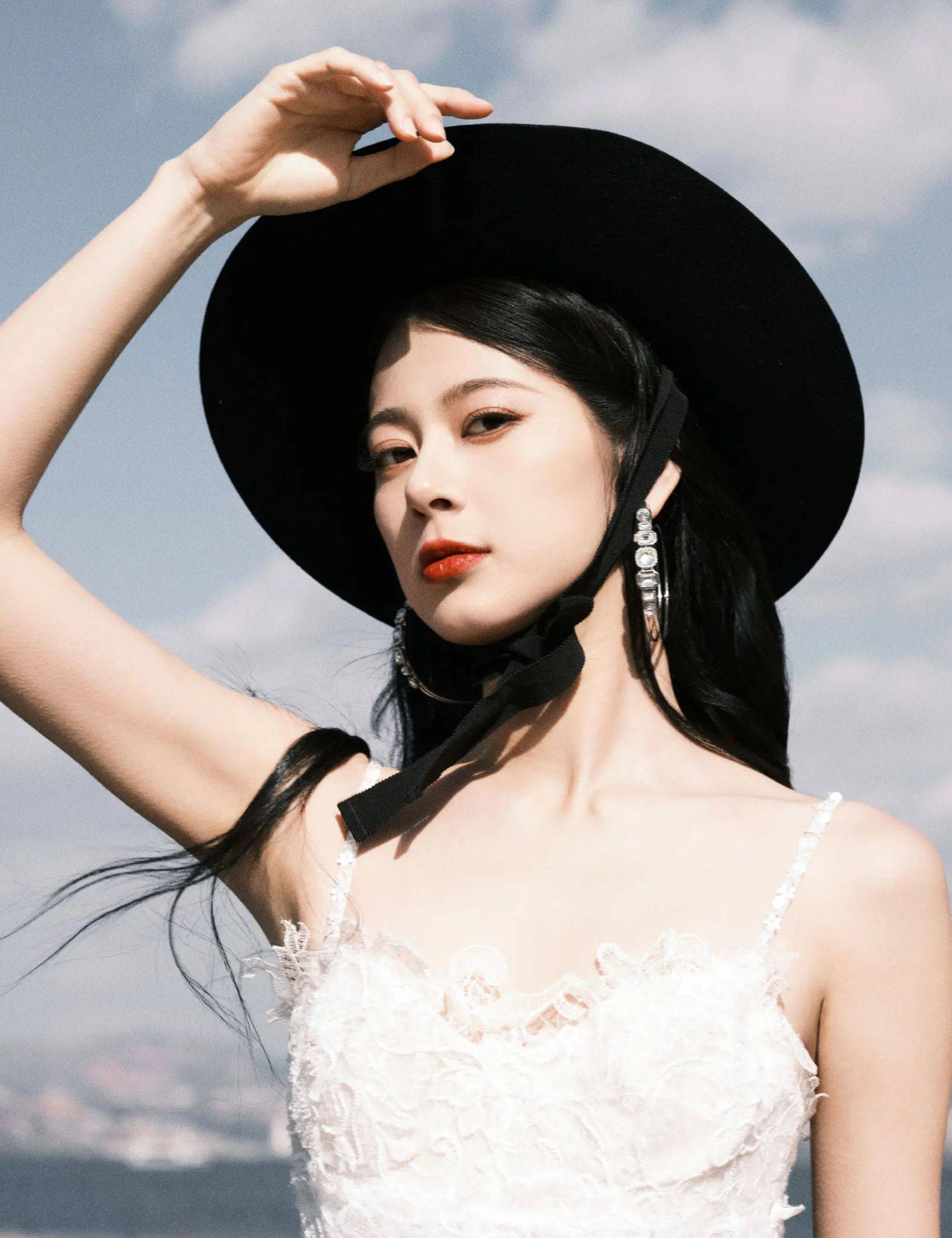 赵昭仪穿白色蕾丝裙搭黑礼帽 优雅气质似原野玫瑰_时尚_曲线_显得