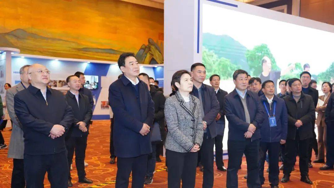 厅长刘艳红出席会议并讲话,襄阳市委副书记,市长王太晖致辞